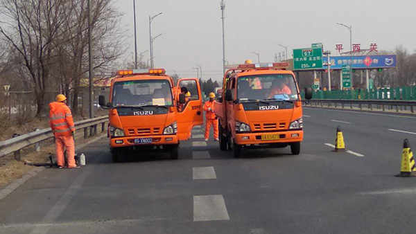 北京市西六環(huán)高速路G4501嘉格灌縫膠道路裂縫灌縫施工