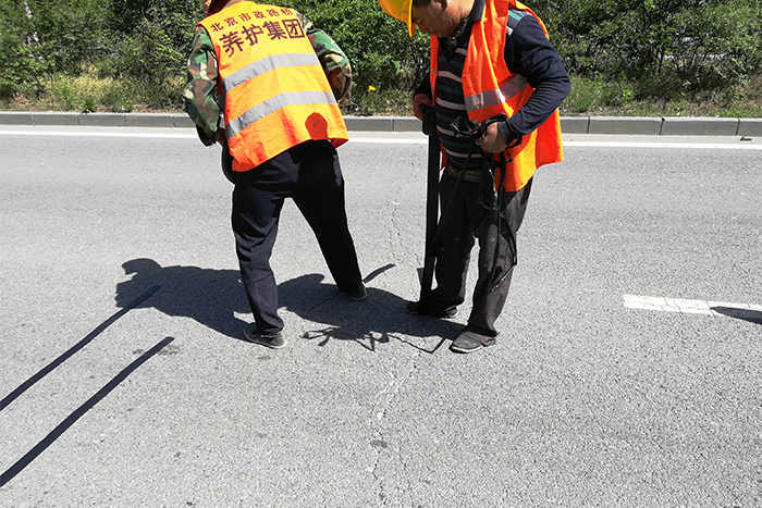 嘉格公路裂縫貼縫帶已經(jīng)應用在國內各地道路養(yǎng)護施工現(xiàn)場