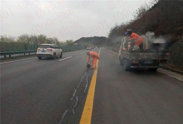 陜西西長高速選擇高性能道路灌縫膠材料提高裂縫灌縫修補(bǔ)成功率