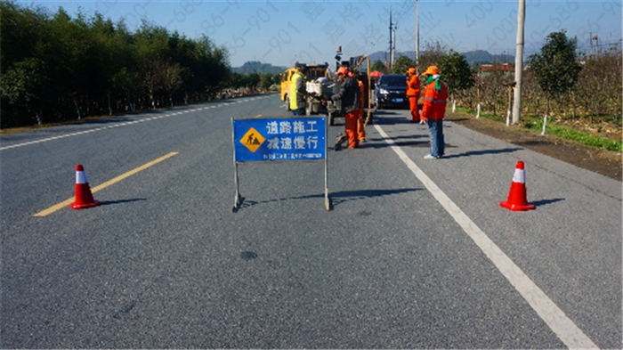 選對(duì)道路灌縫膠，用對(duì)灌縫工藝，讓道路裂縫修補(bǔ)不再徒勞