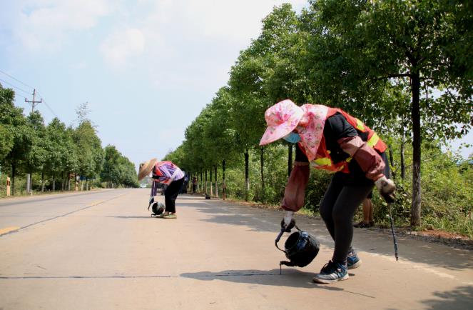 湖南省南山采用公路灌縫膠養(yǎng)護(hù)修補(bǔ)路面和灌縫作業(yè)