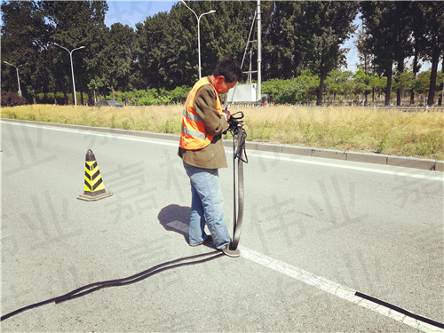 瀝青公路貼縫帶施工