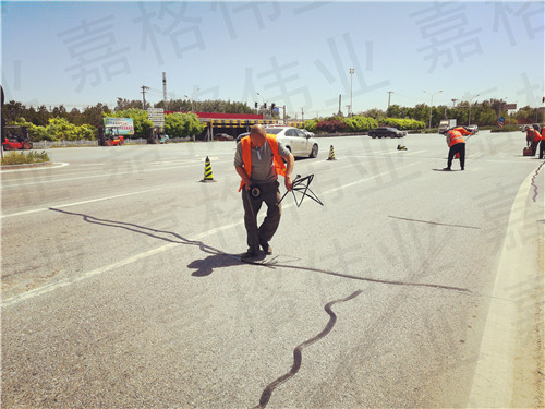 同樣做道路養(yǎng)護(hù)他憑嘉格瀝青貼縫帶讓事業(yè)蒸蒸日上