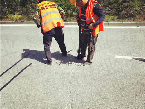 為什么選嘉格道路貼縫帶養(yǎng)護道路裂縫