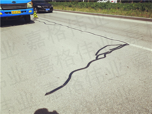 嘉格瀝青道路貼縫帶和灌縫瀝青哪個更有優(yōu)勢