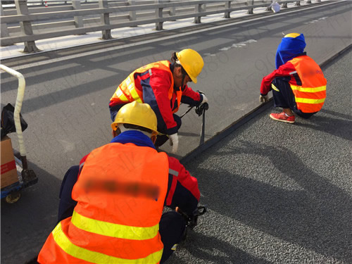 瀝青雙膜立面貼縫帶處理道路坑槽接縫密封