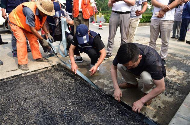 瀝青雙膜立面貼縫帶處理道路坑槽接縫密封