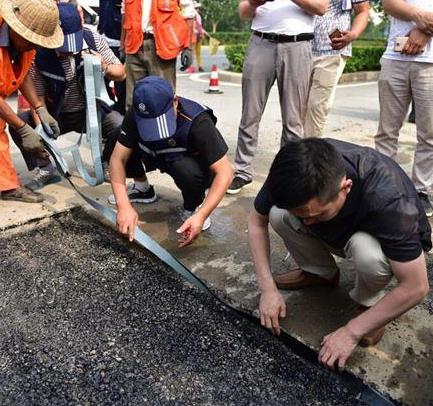 瀝青雙膜立面貼縫帶處理道路坑槽接縫密封