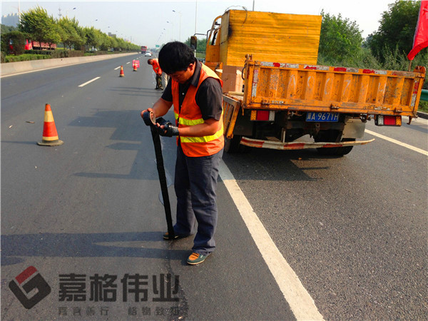 公路路面裂縫修補(bǔ)為什么用公路瀝青貼縫帶