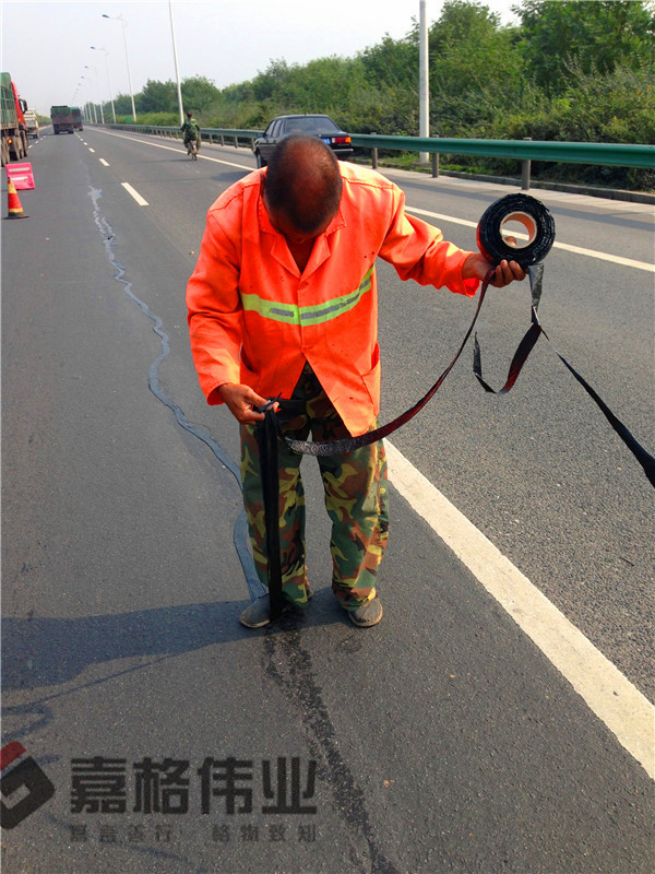 石家莊道路裂縫嵌縫條粘貼項(xiàng)目照片4