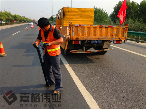 石家莊道路裂縫嵌縫條粘貼項(xiàng)目照片5