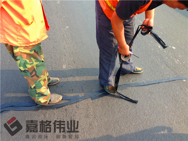 道路裂縫貼縫條貼縫工地寫實