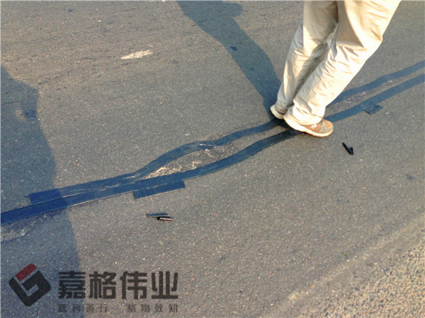 道路裂縫貼縫條貼縫工地寫實(shí)3