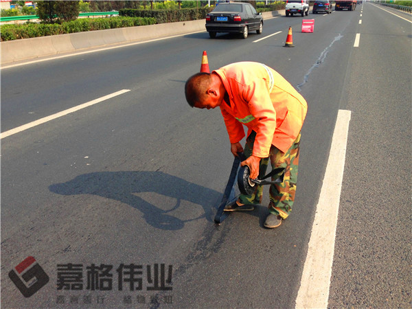 道路裂縫貼縫條貼縫工地寫實(shí)4