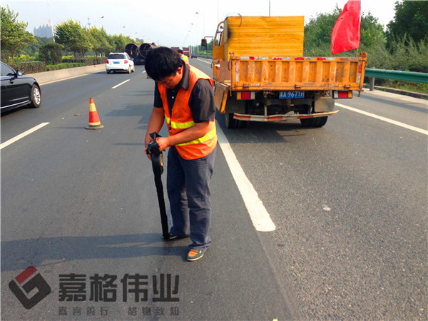 道路裂縫貼縫條貼縫工地寫實(shí)5