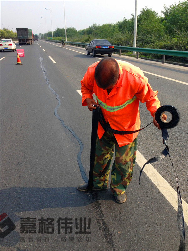 道路裂縫貼縫條貼縫工地寫實(shí)6