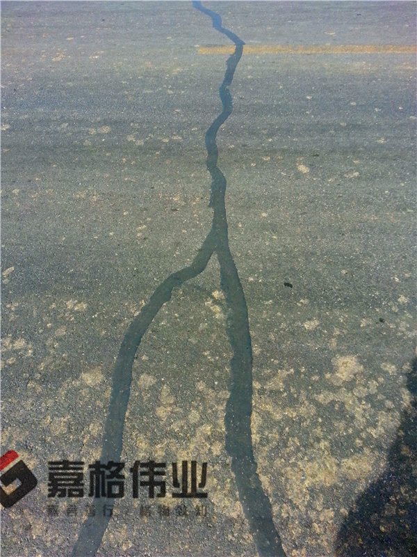 營(yíng)口公路裂縫貼縫帶貼縫工地寫(xiě)實(shí)3