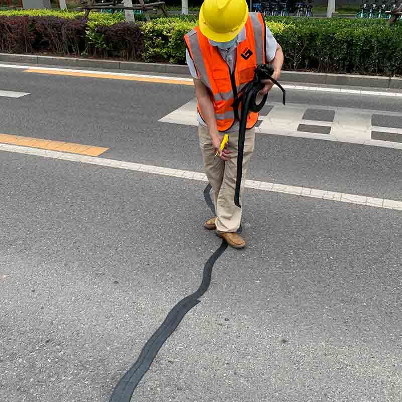 瀝青貼縫帶能修補公路裂縫的8個原因