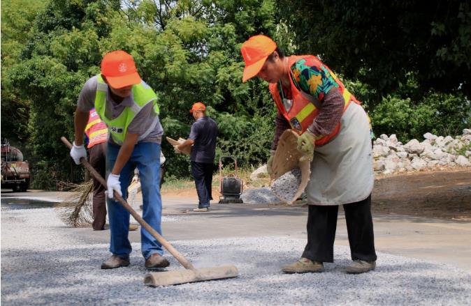 湖南省南山采用公路灌縫膠養(yǎng)護修補路面和灌縫作業(yè)