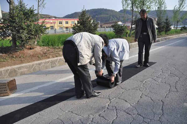 不同類型道路路面裂縫產(chǎn)生的原因和處理材料簡析